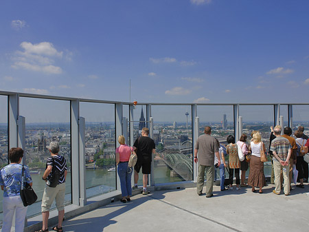 Besucher gucken auf Köln