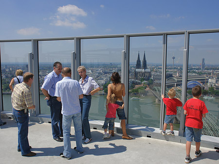 Foto Besucher gucken auf Köln