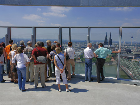 Foto Besucher gucken auf Kölner Dom und Hohenzollernbrücke - Köln