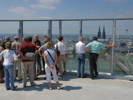 Foto Besucher gucken auf Kölner Dom und Hohenzollernbrücke - Köln