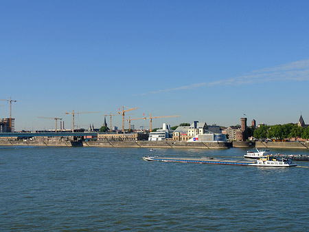 Foto Schiff fährt über den Rhein