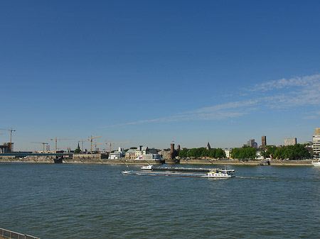 Foto Schiff fährt über den Rhein