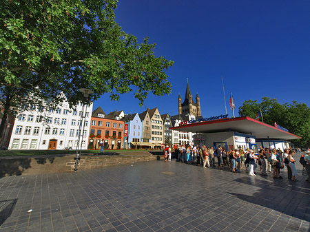 Fotos Schlange stehen für Köln-Düsseldorfer | Köln