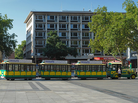 Roncalliplatz mit Wolters Bimmelbahn