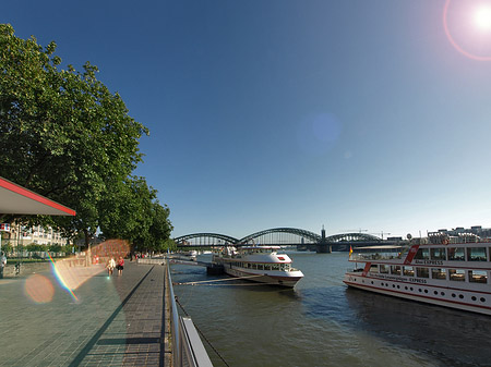 Fotos Schiff fährt über den Rhein