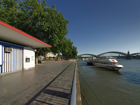 Fotos Schiff fährt über den Rhein | Köln