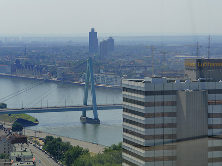 Severinsbrücke mit Lufthansa