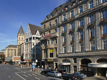 St Andreas mit Komödienstraße und Häusern Fotos