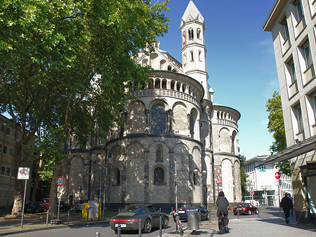 Seitentürme und Westturm der St Aposteln Foto 