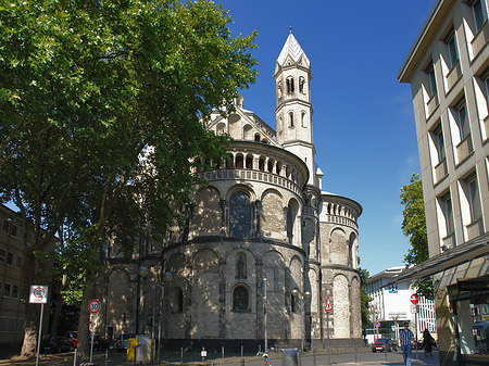 Foto Seitentürme und Westturm der St Aposteln - Köln