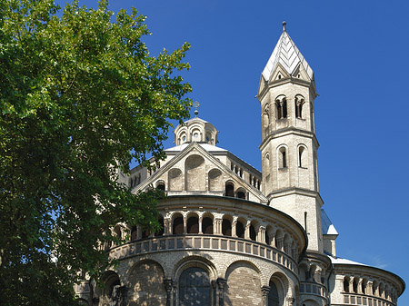 Foto Seitentürme und Westturm der St Aposteln - Köln