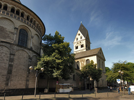 Seitentürme und Westturm der St Aposteln Fotos