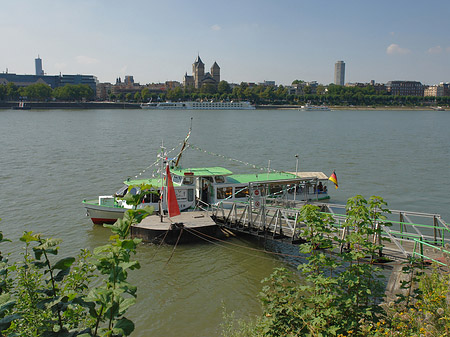 Fotos Schiff fährt vor St Kunibert