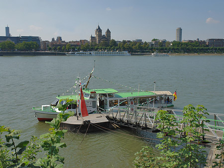 Foto Schiff fährt vor St Kunibert - Köln