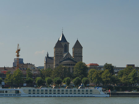 Foto Schiff fährt vor St Kunibert