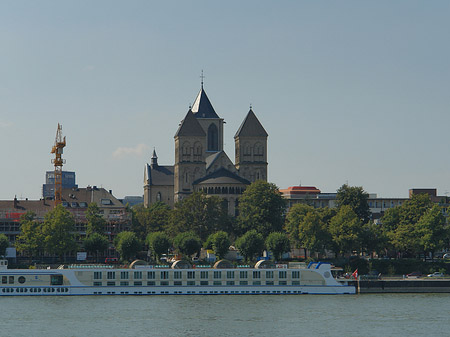 Fotos Schiff fährt vor St Kunibert