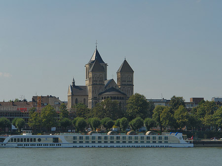 Fotos Schiff fährt vor St Kunibert | Köln