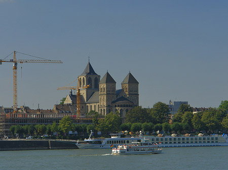 Schiff fährt vor St Kunibert