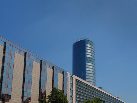 Triangelturm hinter Häusern Fotos