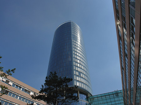 Foto Triangelturm hinter Häusern - Köln