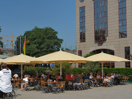 Foto Schirme auf der Urbanstraße - Köln